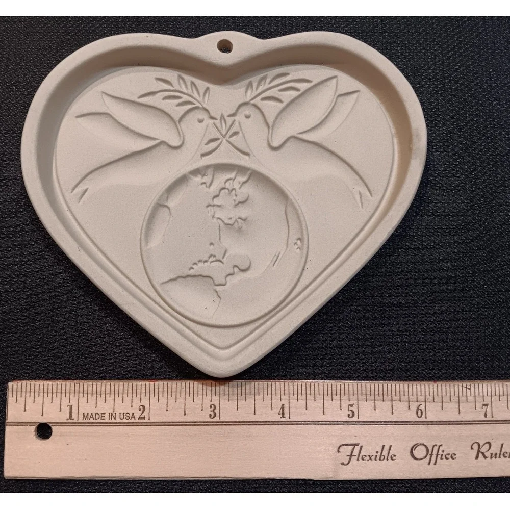 The Pampered Chef Peace On Earth Heart Stoneware Cookie Mold 2002 Made in USA 6